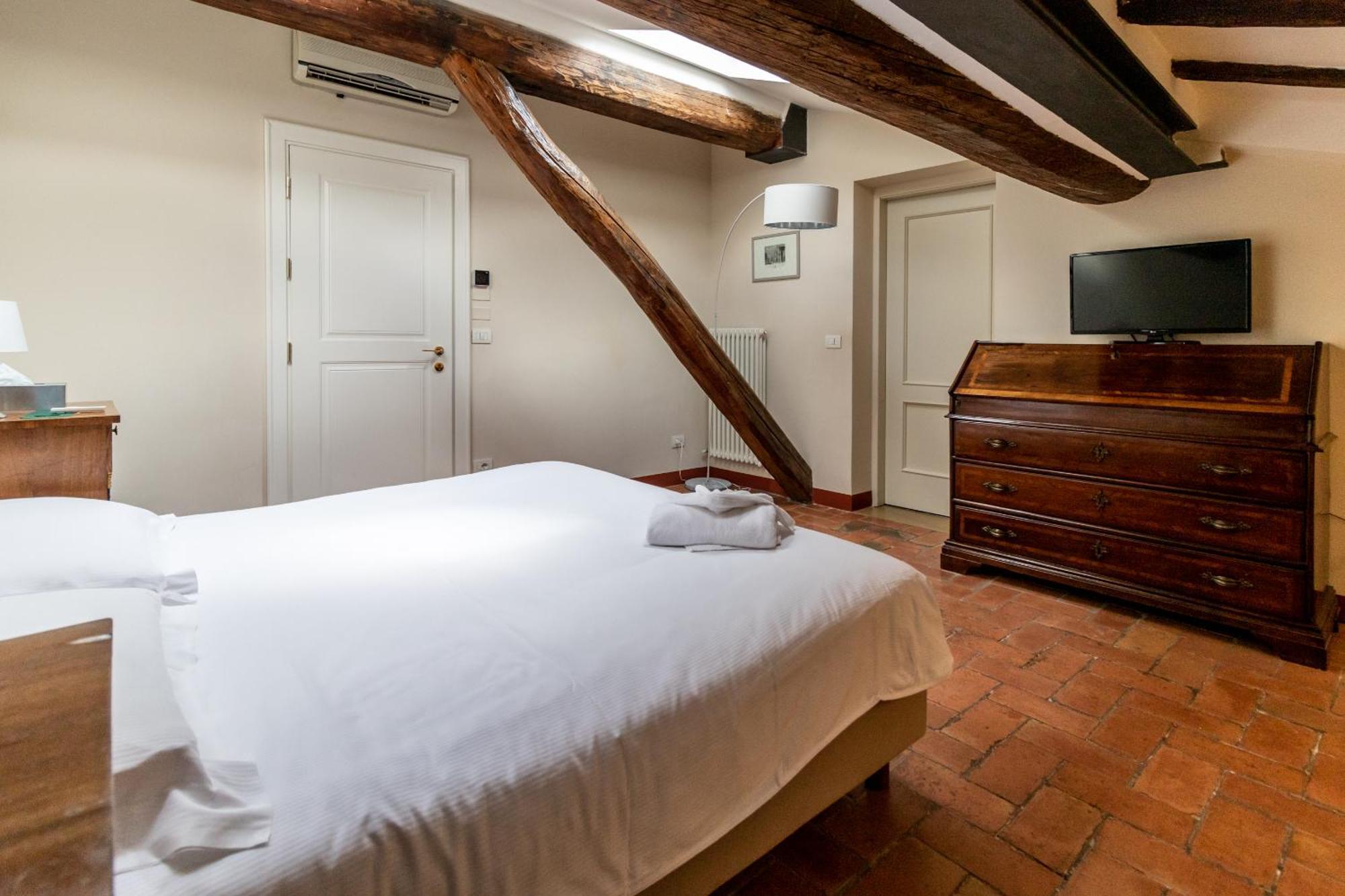 Casa Isolani Charms Rooms Santo Stefano Bologna Exterior photo